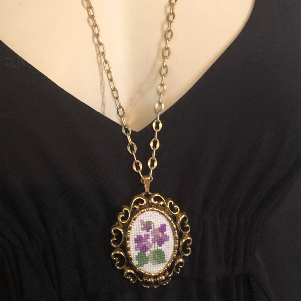 Vintage Petit Point Violets Pendant Necklace Pin - Picture 5 of 8